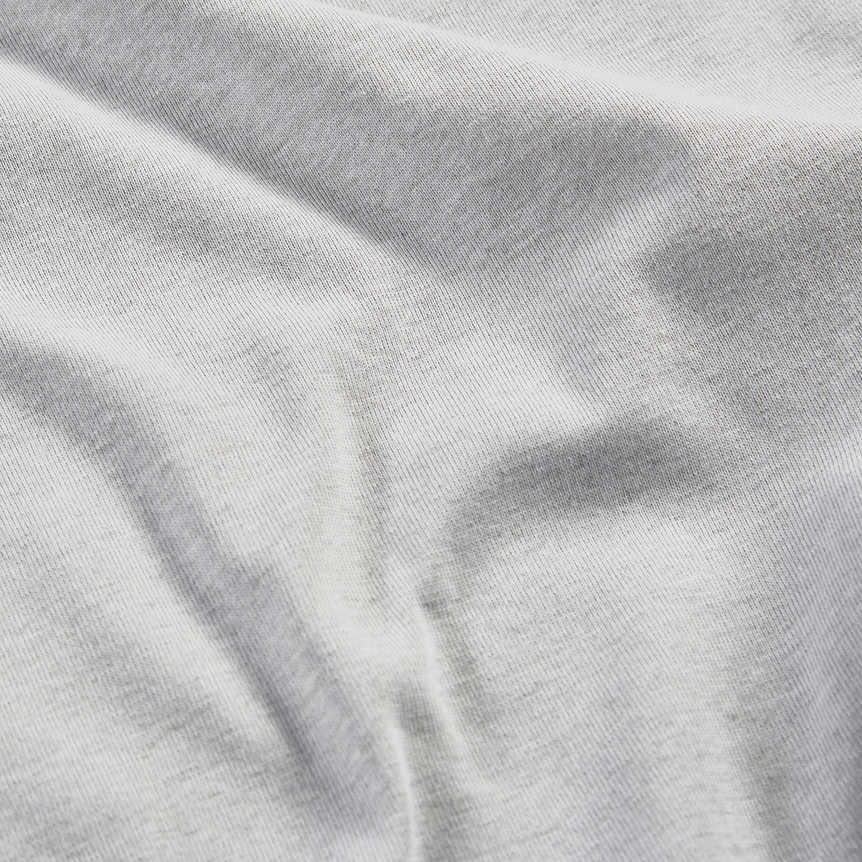 Detailansicht des Stoffes des weißen EMF-T-Shirts aus Pima-Baumwolle.